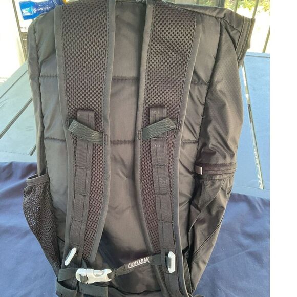Camelbak Arete 18 1.5 Liter Convertable Hydration Backpack - Picture 2 of 4